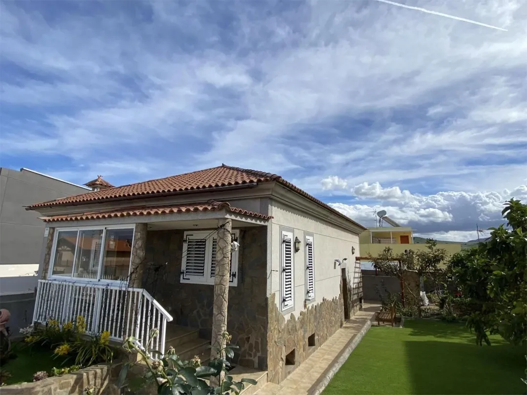 Chalet en  Avenida de la Democracia 39 - Foto 1