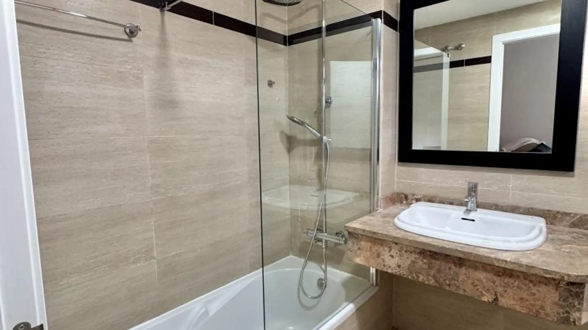 Casa adosada en  Calle Pepa Flores Marisol 30 - Foto 11