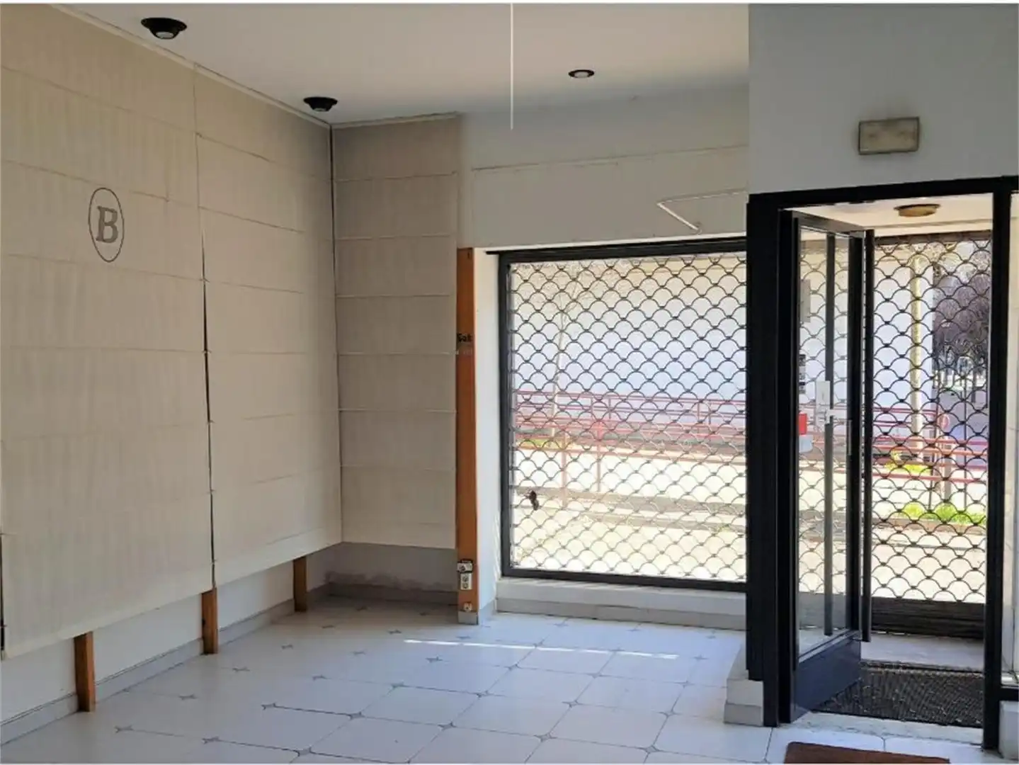 Local comercial en  Calle Pintor Pablo Uranga 10 - Foto 3
