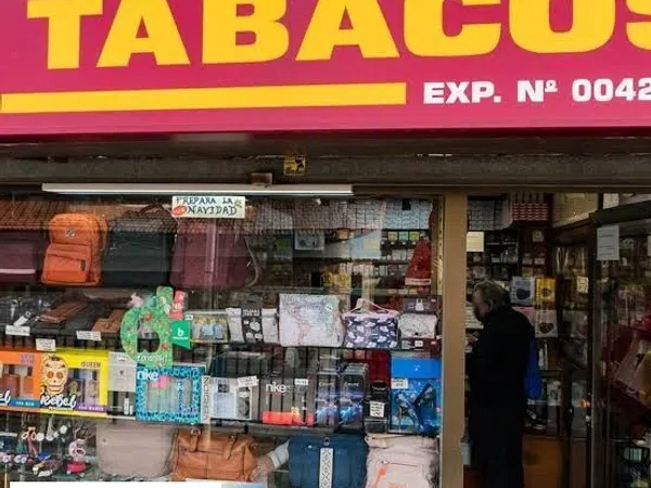 Estanco en traspaso en Plaza de la Pubilla Cases - Foto 1