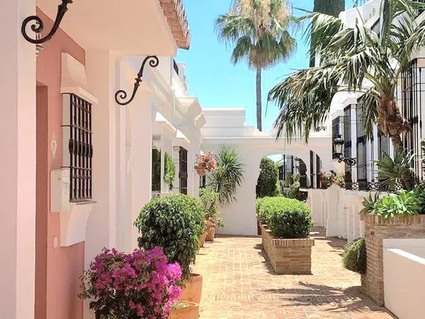 Chalet adosado en avenida Valle del Golf, 131