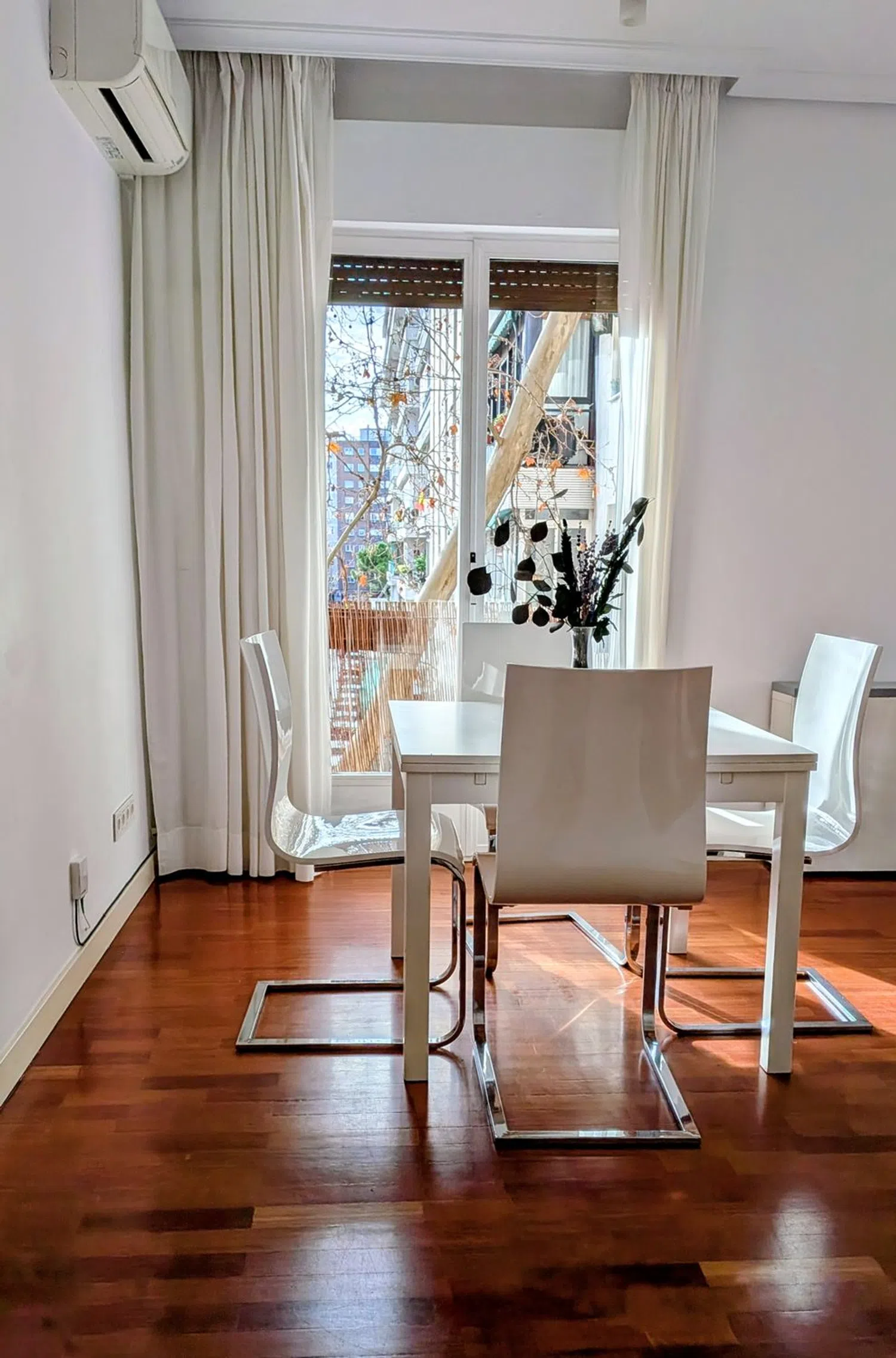 Piso en calle de la Infanta Mercedes, 12 - Foto 2