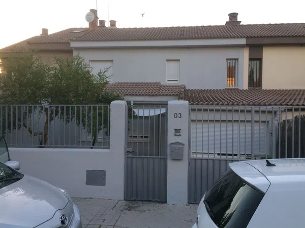 Chalet adosado en calle Averroes, 3