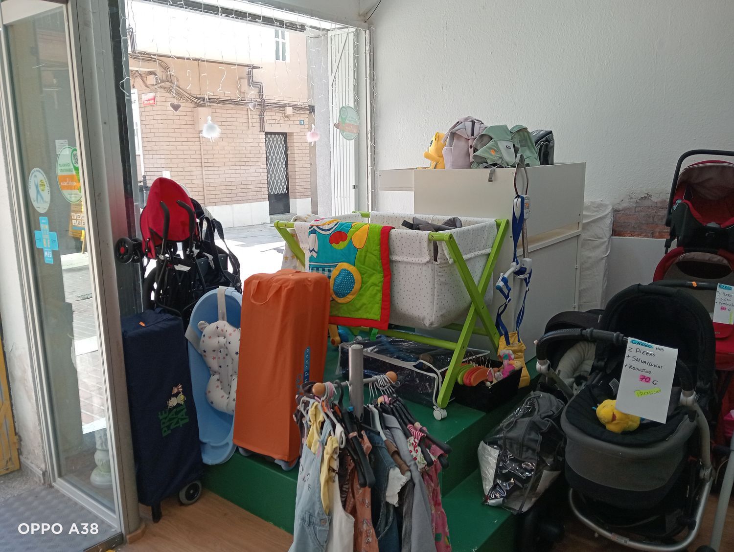 Tienda en traspaso en Calle Cap de Creus, 35 - Foto 3
