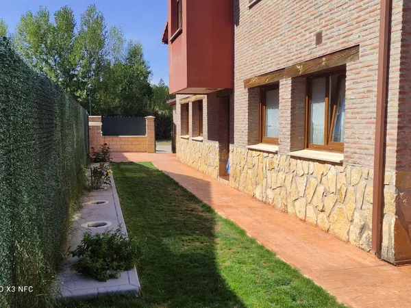 Chalet pareado en Avenida Burgos, 26 - Foto 1