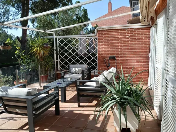 Chalet pareado en calle Los Olivos, 32