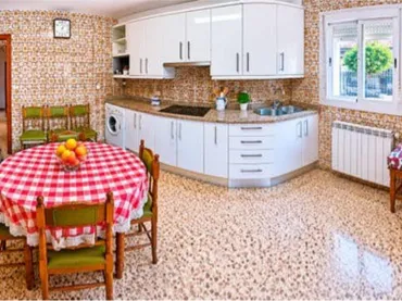 Chalet en Barrio pequeño - Foto 4