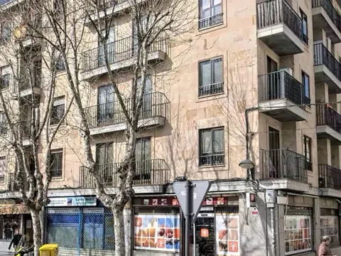 Piso en avenida de los Reyes de España, 26