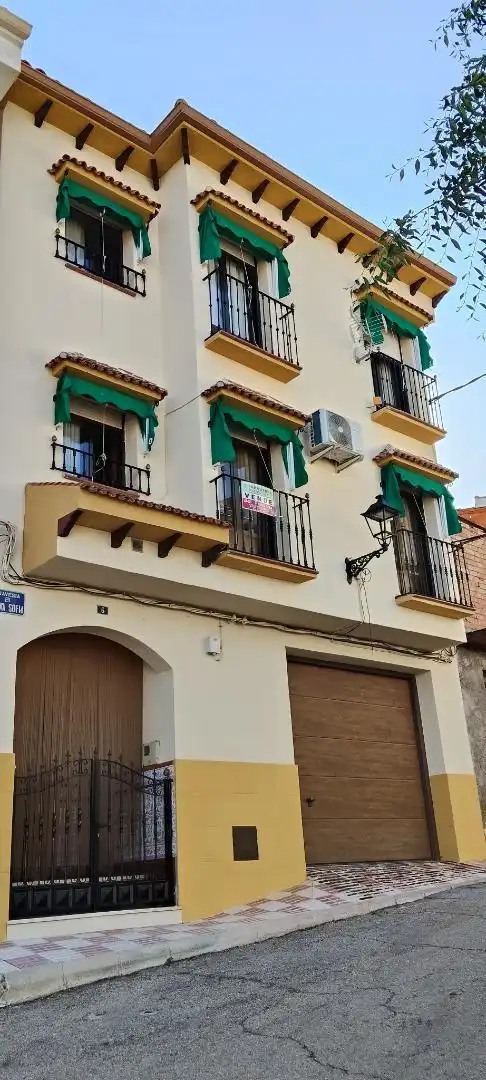 Casa adosada en  Travesia Reina Sofia Baja 6 - Foto 2