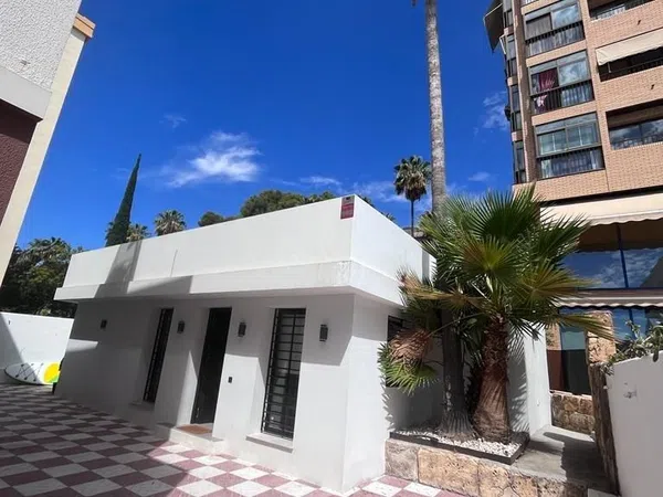 Casa independiente en avenida Ricardo Soriano, 52