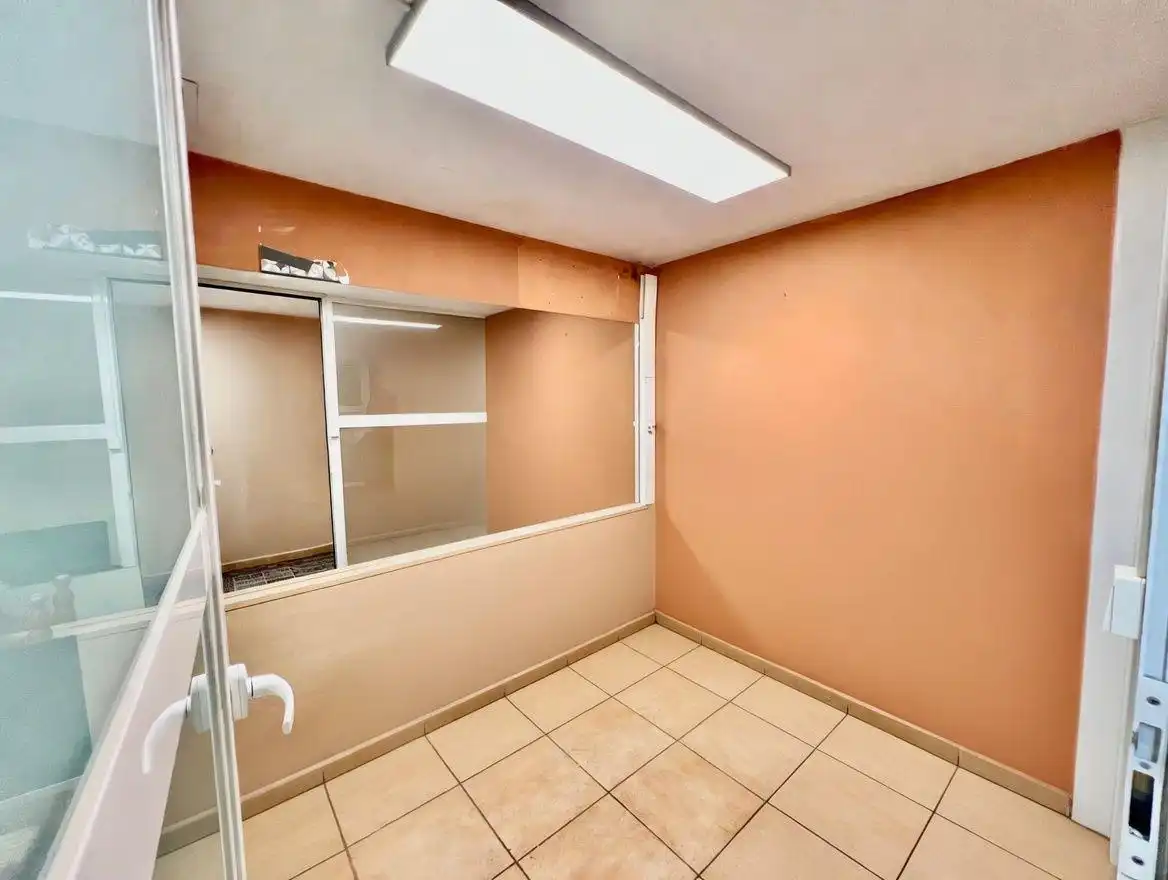 Local comercial en  Ronda de la Roureda - Foto 9