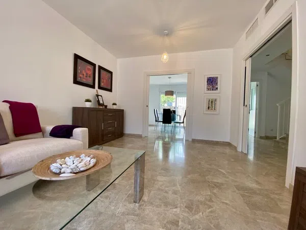 Chalet pareado en Urbanización Los Naranjos de Marbella, 1