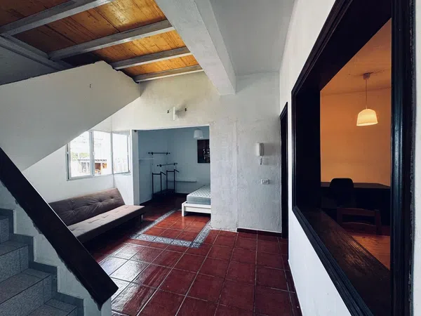 Estudio en calle los Cien Escalones, 1