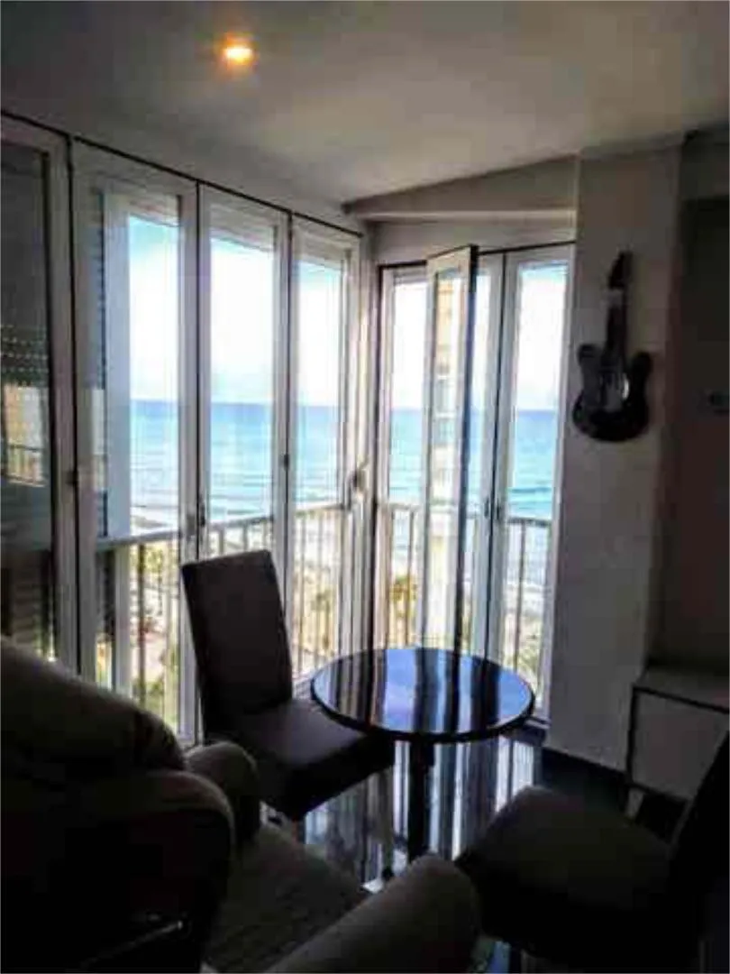 Piso en primera línea de playa - Foto 1