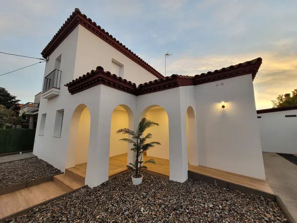 Casa independiente en calle de Montsó, 22