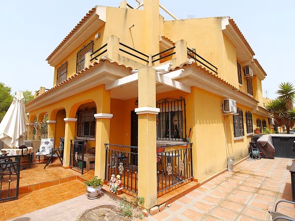 Chalet adosado en Calle Baikal, 8, Zona Lago - Los Almendros - Foto 2