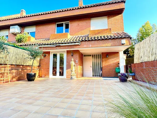 Chalet adosado en Colonia, Colonia - Foto 1