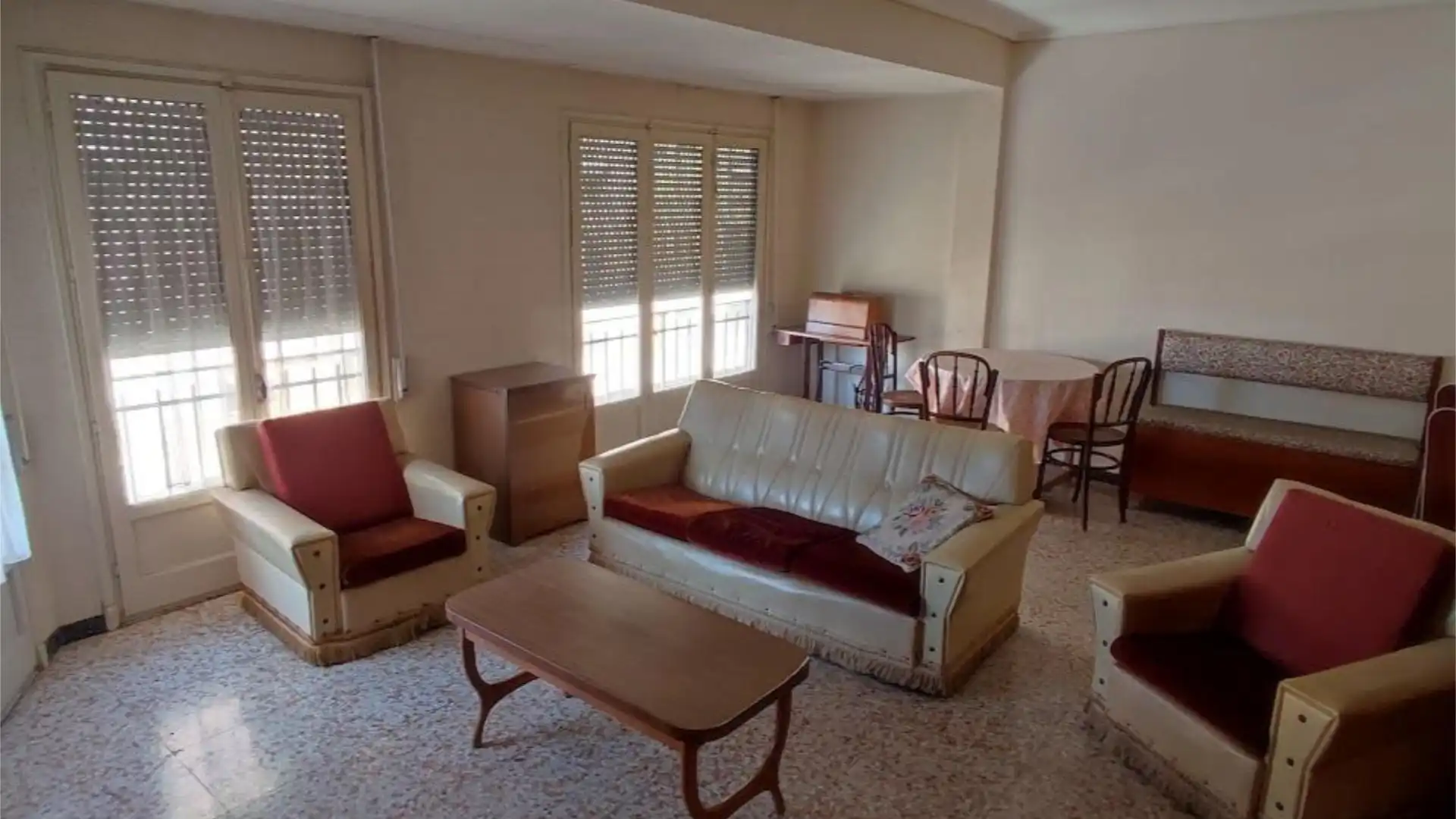 Piso en  Plaça del Bisbe Siuri 5 - Foto 2