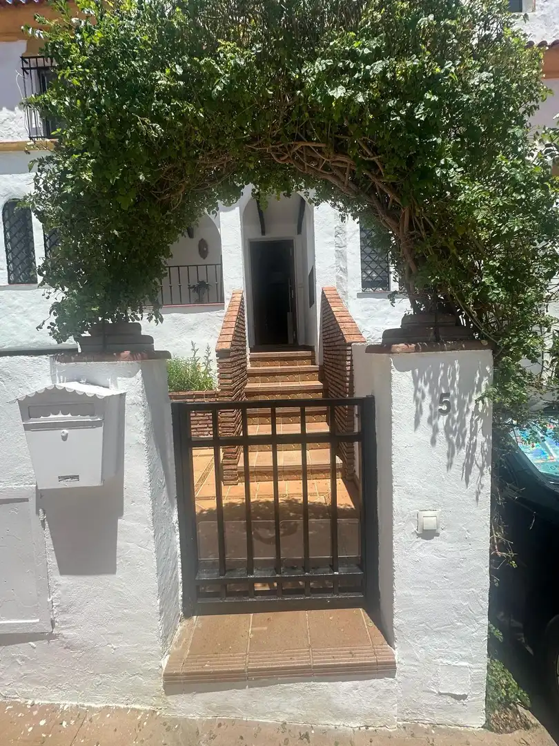 Casa adosada en  Calle Infanta Cristina 7 - Foto 2