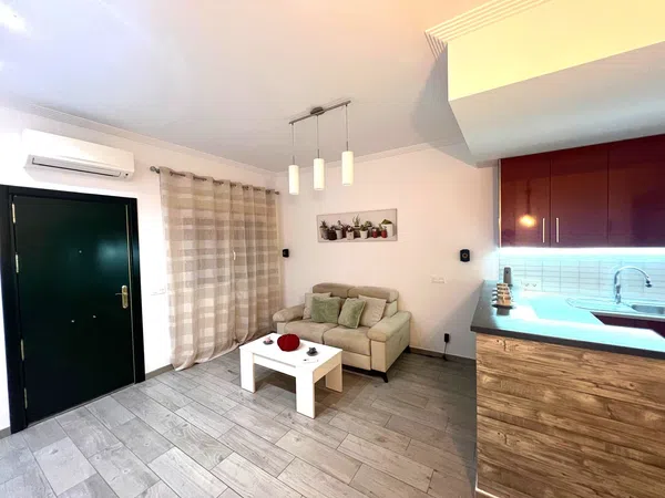 Estudio en avenida General López Domínguez, 23