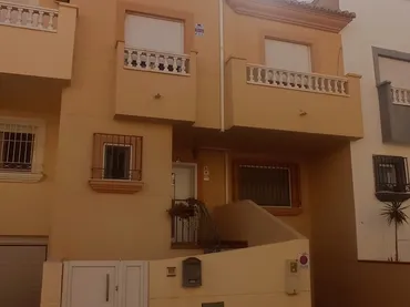 Casa adosada en  Calle Enrique Granados 8 - Foto 1