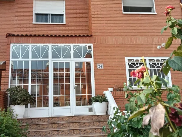 Chalet adosado en Calle de Galileo, 24, Covadonga - Los Manzanos, Covadonga - Los Manzanos - Foto 1