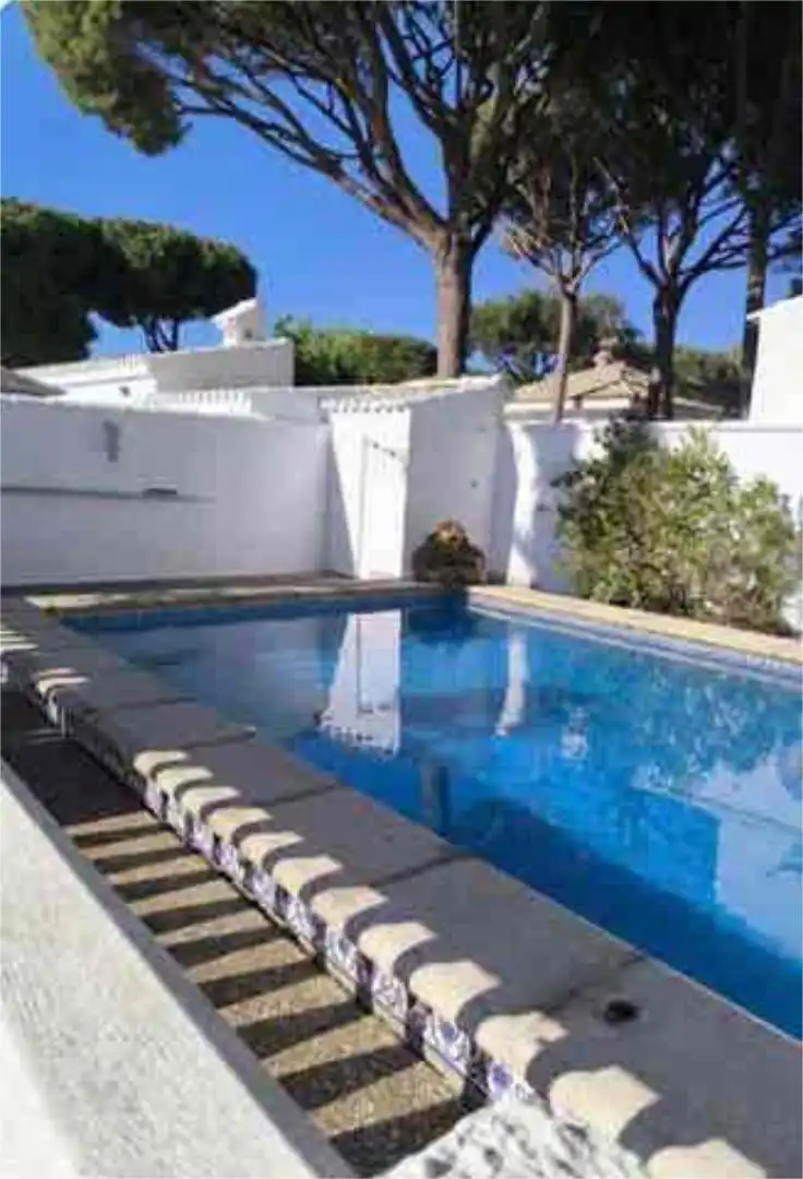 Casa adosada en urbanización la Barrosa - Foto 2