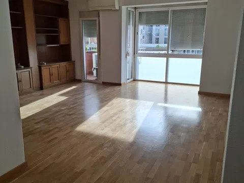 Piso en calle de la Marina, 283