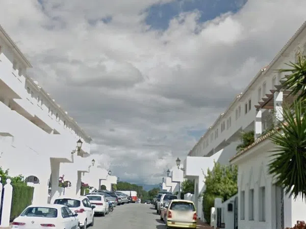 Chalet adosado en Calle del peral, 22, Puerto de Estepona - Foto 1