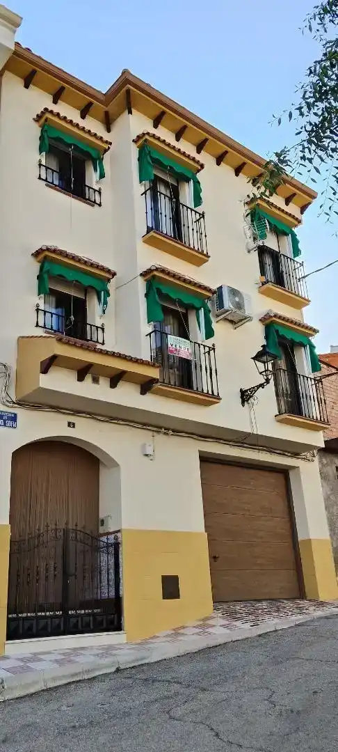 Casa adosada en  Travesia Reina Sofia Baja 6 - Foto 2