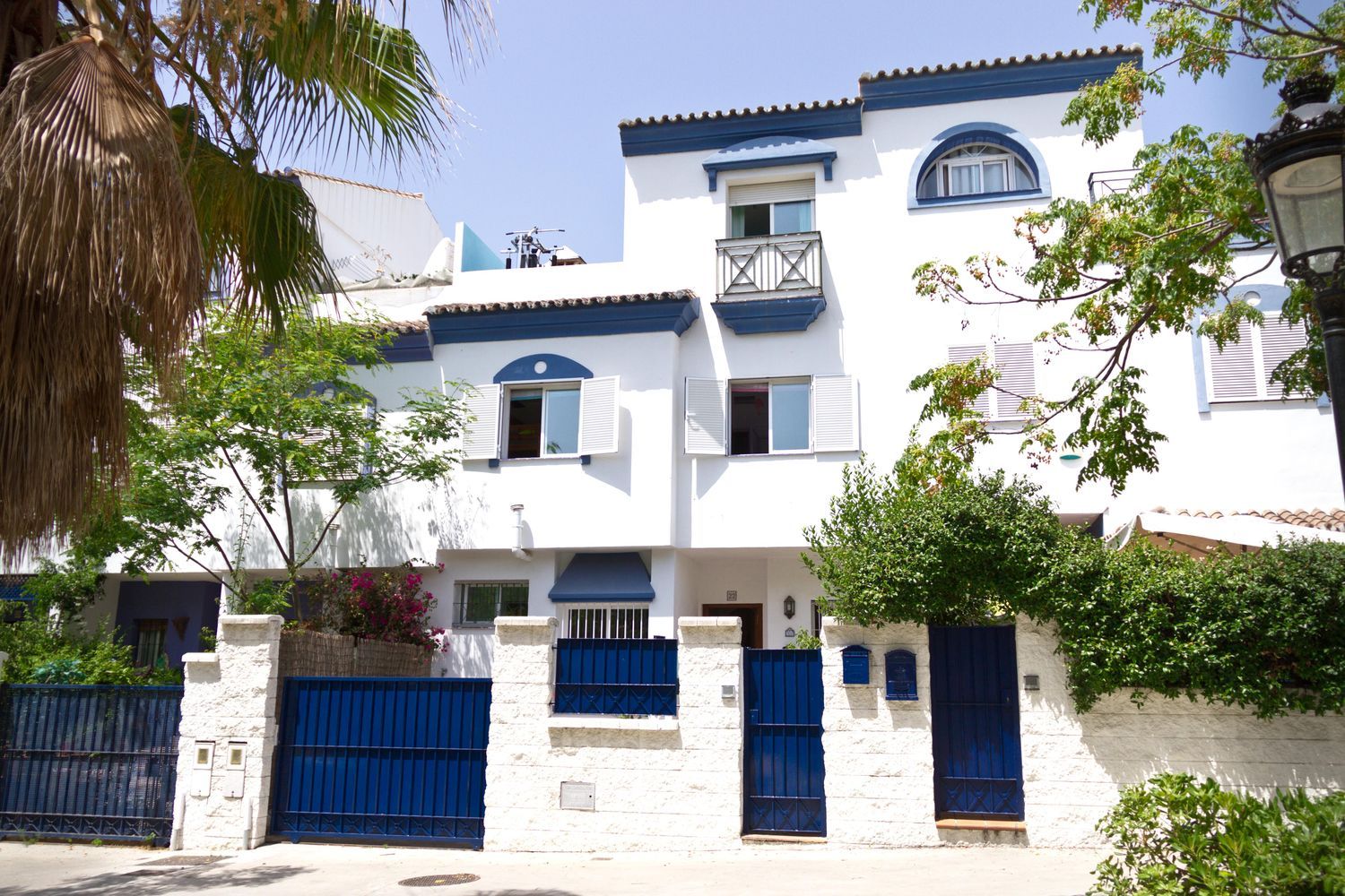 Chalet adosado en Avenida Virgen del Rocío, 20 /22 - Foto 1