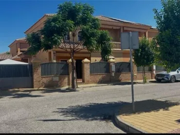 Casa adosada en CASA PAREADA 240 m2 PISCINA - Foto 1