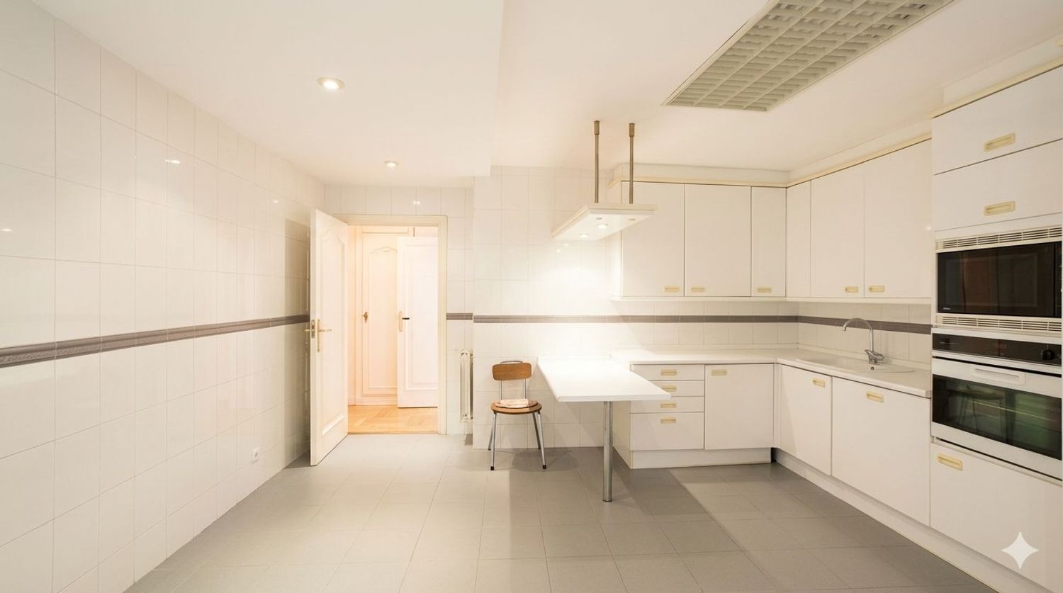 Piso en calle de Guzmán el Bueno, 102 - Foto 2