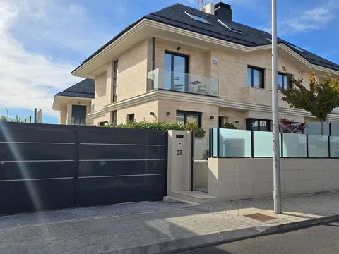 Chalet pareado en calle del Tornado, 35