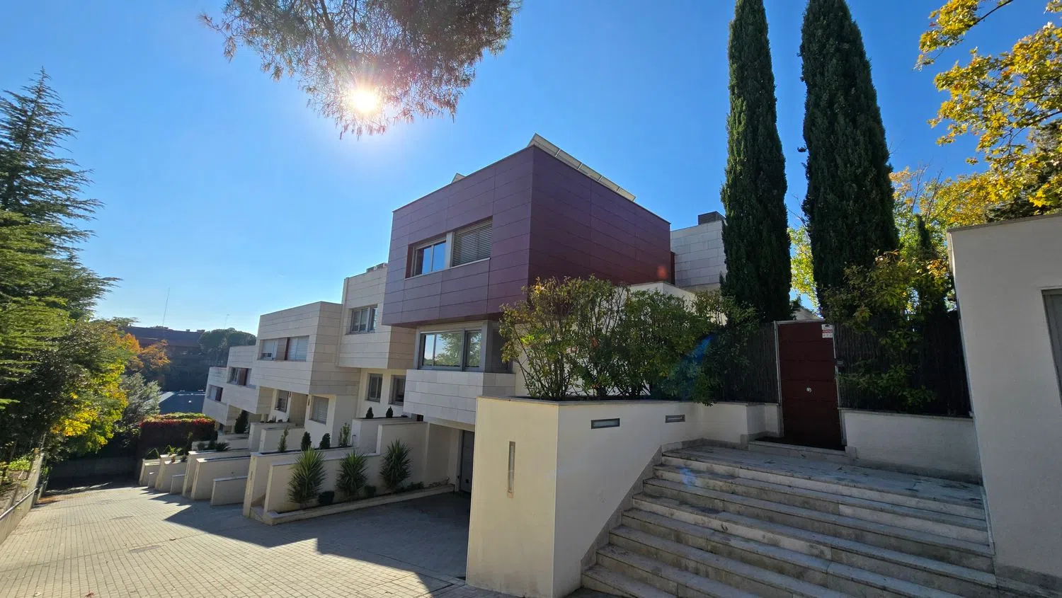 Chalet adosado en calle de la Begonia, 34 - Foto 2