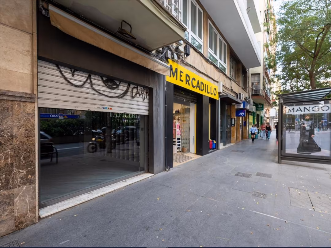 Local comercial en  Camino de Ronda 84