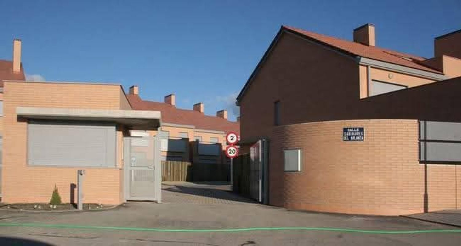 Chalet adosado en Calle Sabinares del Arlanza, 146 - Foto 2