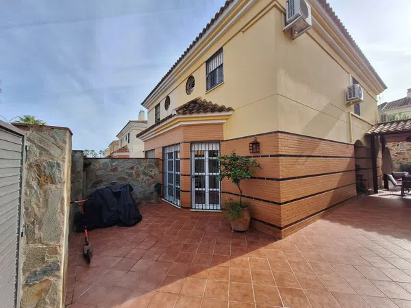 Chalet pareado en Avenida Mariana de Pineda, 182 - Foto 1