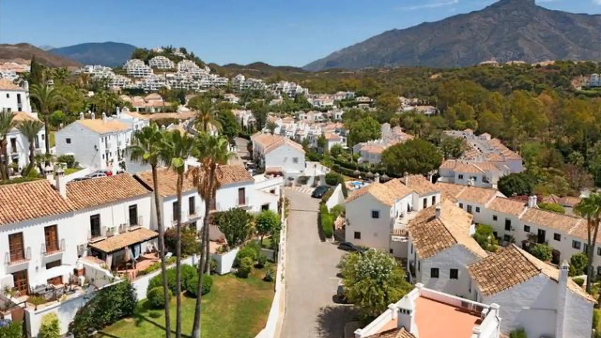 Casa adosada en Aloha - Foto 2