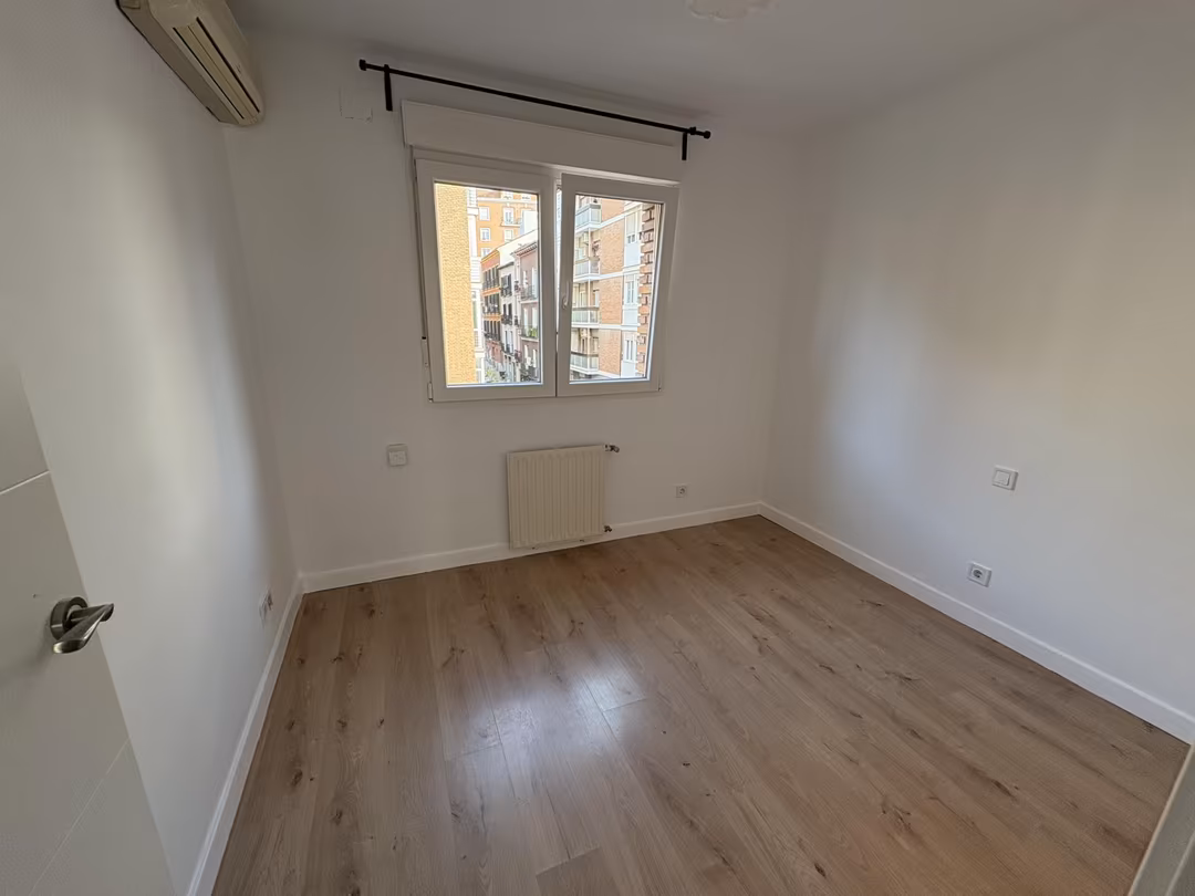 Piso en  Calle de Amaniel 8 - Foto 13