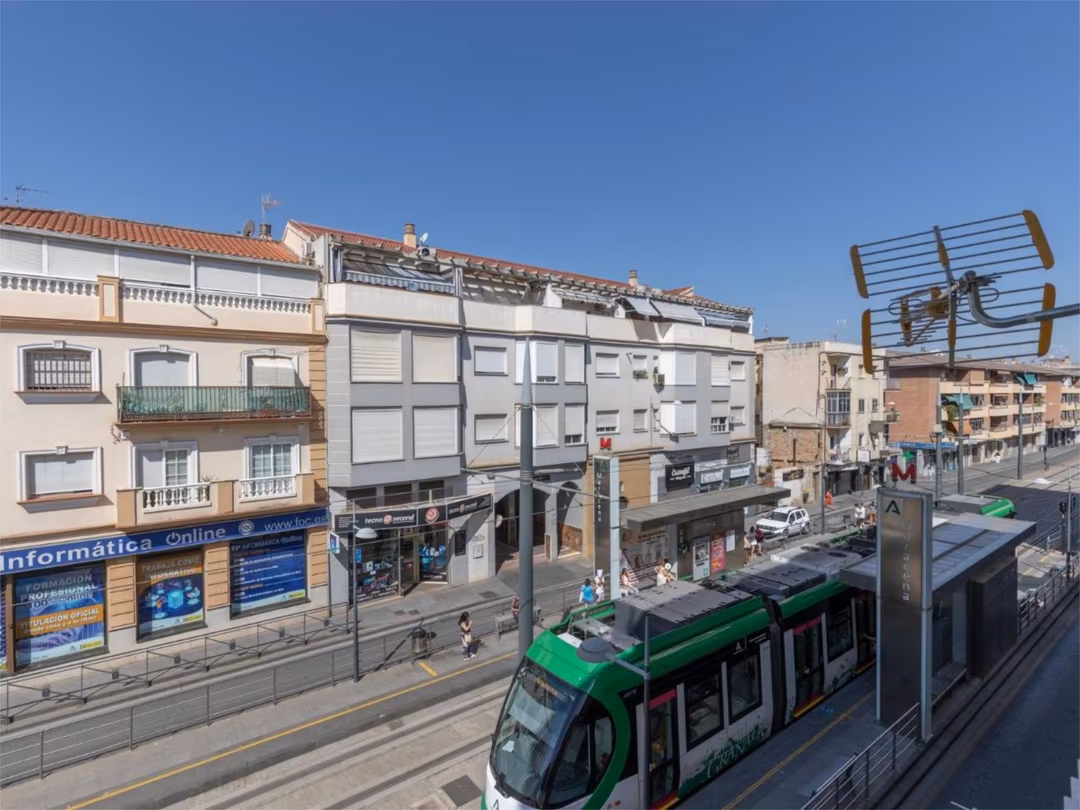 Piso en  Avenida Blas de Otero 15