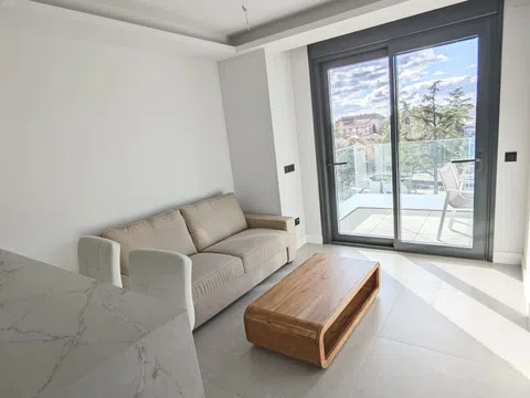 Piso en calle de Mesena, 80