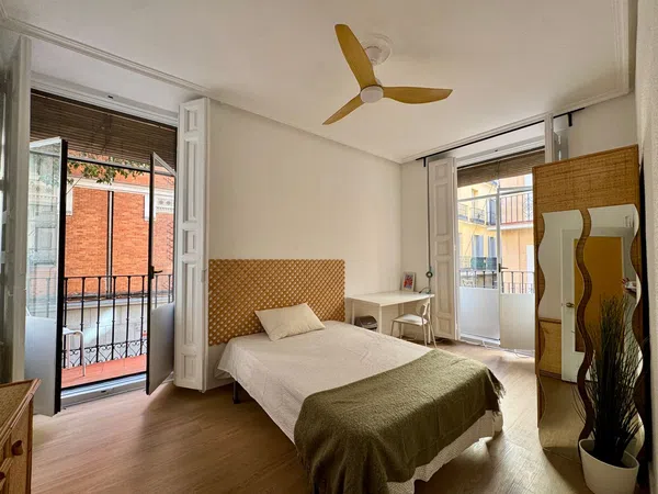 Piso en calle del Mesón de Paredes, 10 - Foto 1