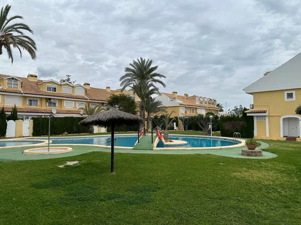 Chalet adosado en calle de la Pinta, 9