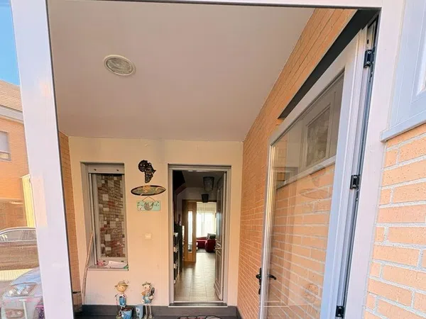 Chalet adosado en Calle Sabinares del Arlanza, 68 - Foto 2