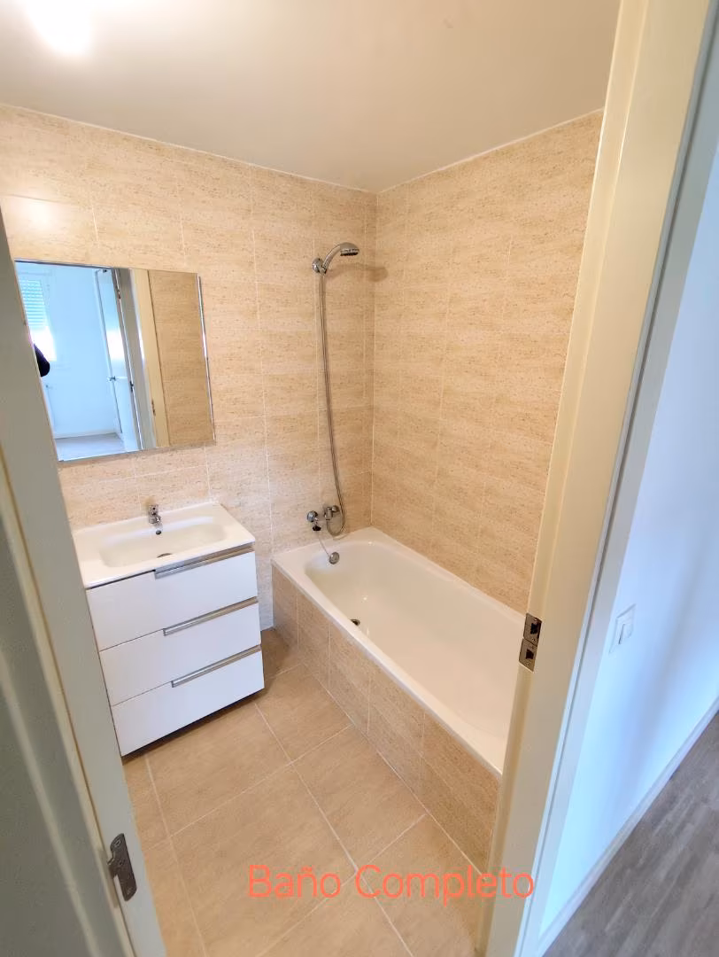 Piso en  Avenida Carmen Laforet 9 - Foto 3