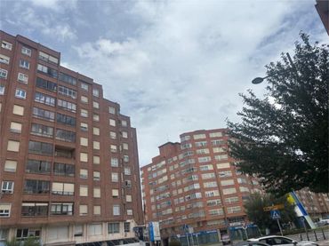 Piso en Avenida de los Reyes Católicos - Foto 1