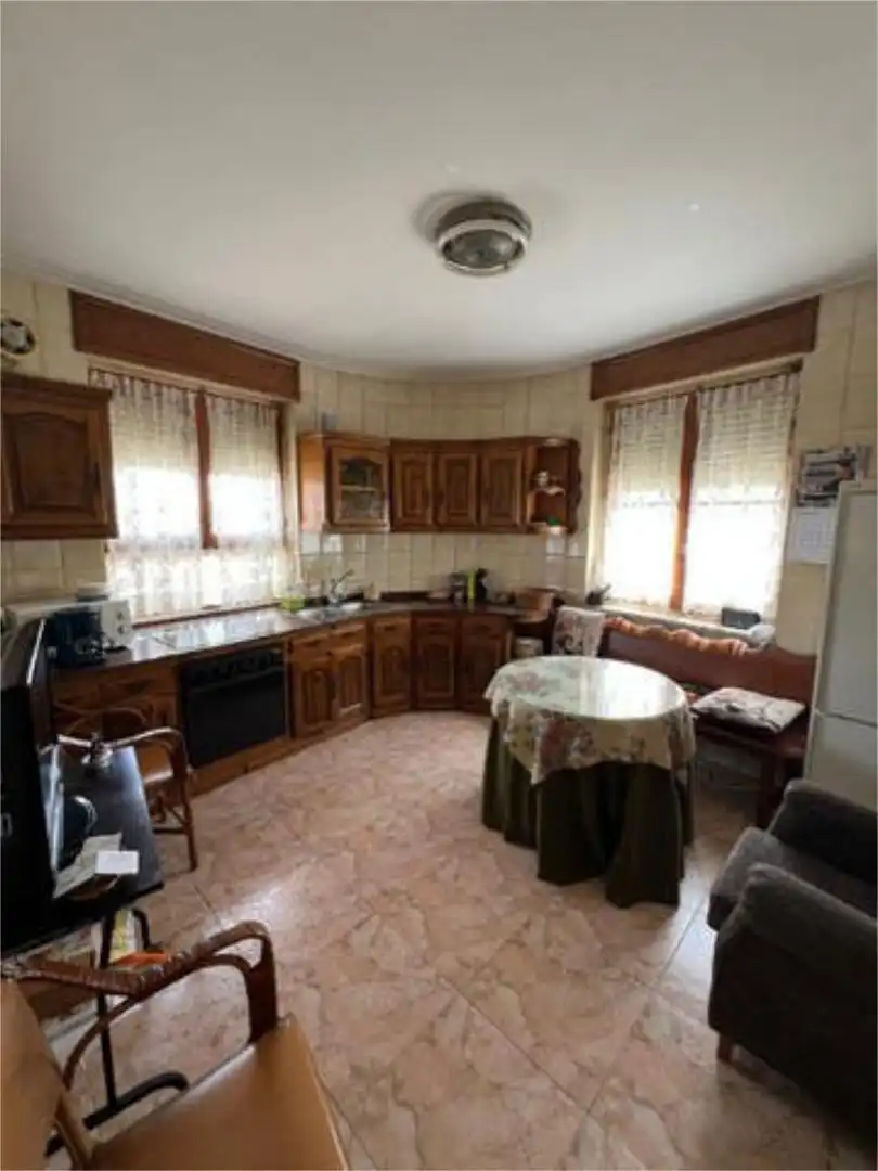 Chalet en casi en el centro del pueblo - Foto 4