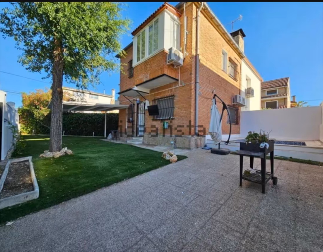 Chalet en  Calle Antonia Baena 17