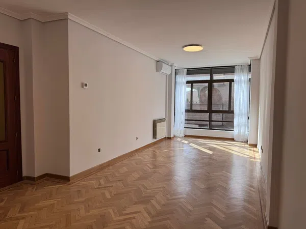 Piso en calle de Castilla, 28